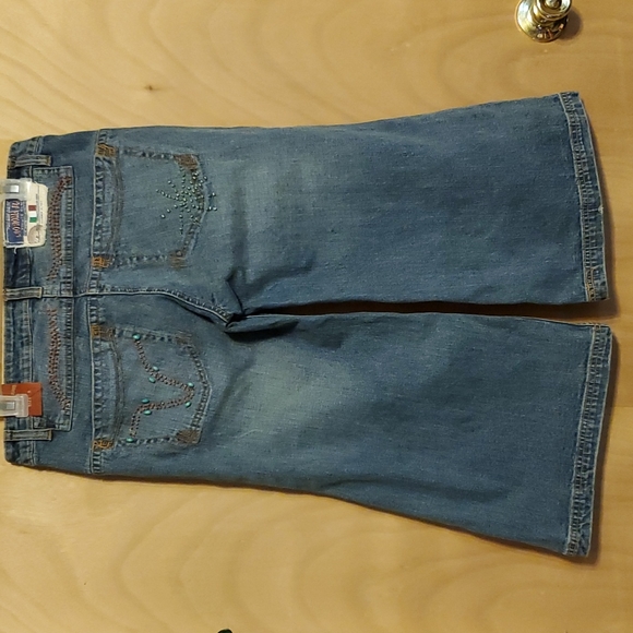 Leo Roma Jeans flared capris in a size 9 is Italian designed with tags. - Picture 2 of 6